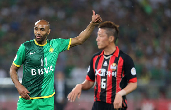 Kanoute, left, of Beijing Guoan reacts during their first leg game of AFC Champions league last 16 against FC Seoul of South Korea at the Workers' Stadium in Beijing, May 14, 2013. [Photo/Xinhua]