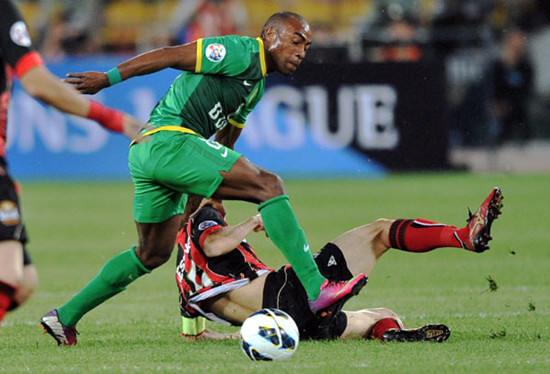 Guerron, in green, of Beijing Guoan fights for the ball with K-league champions FC Seoul players during their first leg game of AFC Champions league last 16 at the Workers' Stadium in Beijing, May 14, 2013. [Photo/Xinhua]