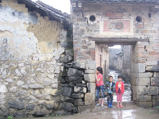 The main residents in Pancun village are children and the elderly, while the young and middle-aged work in cities. Photo by Li Yang / China Daily