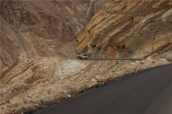 A rebuilt section of Karakoram Highway is seen in northern Pakistan, May 13, 2013. [Photo/Xinhua]