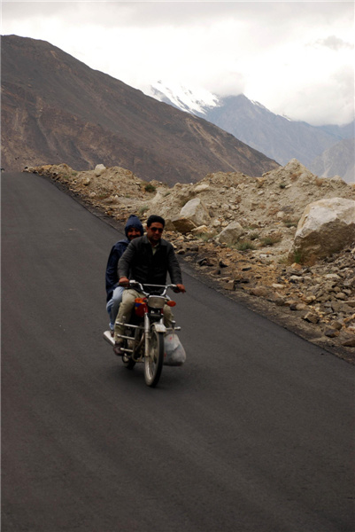 A rebuilt section of Karakoram Highway is seen in northern Pakistan, May 13, 2013. [Photo/Xinhua]