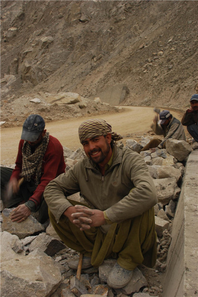 Pakistani workers break stones along Karakoram Highway in northern Pakistan, May 13, 2013. [Photo/Xinhua]