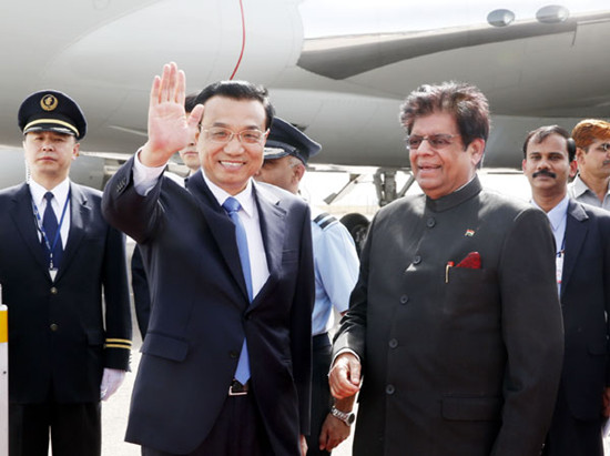 Premier Li Keqiang is welcomed by Indian Minister of State for External Affairs, E. Ahmed, on his arrival at Palam Airport in New Delhi on Sunday. [Photo/Xinhua]