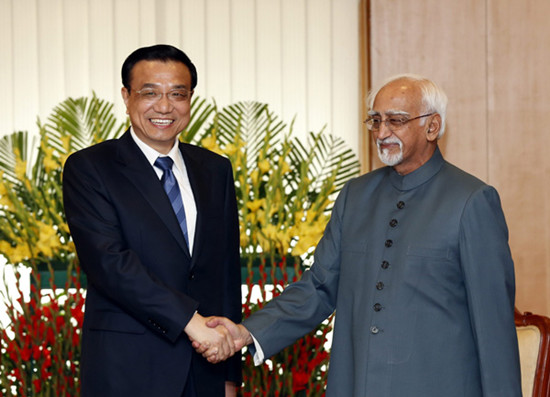 Chinese Premier Li Keqiang meets Hamid Ansari, vice president of India, May 20, 2013. [Photo/Xinhua] 
