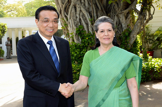Chinese Premier Li Keqiang meets Sonia Gandhi, chief of India's ruling Congress party, May 20, 2013. [Photo/Xinhua]