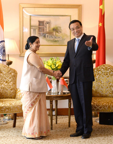 Chinese Premier Li Keqiang meets Sushma Swaraj, India's opposition leader in the lower house of parliament, May 20, 2013. [Photo/Xinhua] 