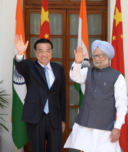 Chinese Premier Li Keqiang (L) and Indian Prime Minister Manmohan Singh waves during their meeting in New Delhi, India, May 20, 2013. (Xinhua/Ma Zhancheng)