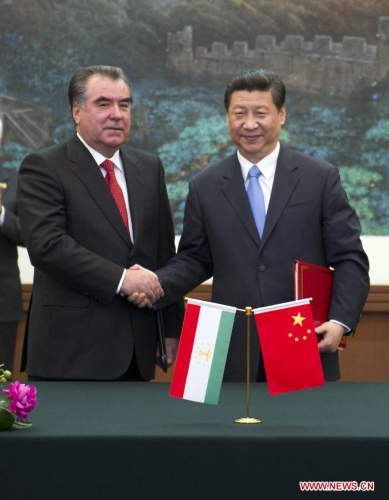 Chinese President Xi Jinping (R) shakes hands with Tajik President Emomali Rakhmon at the signing of a joint announcement to establish a strategic partnership, after their talks in Beijing, capital of China, May 20, 2013. (Xinhua/Xie Huanchi)