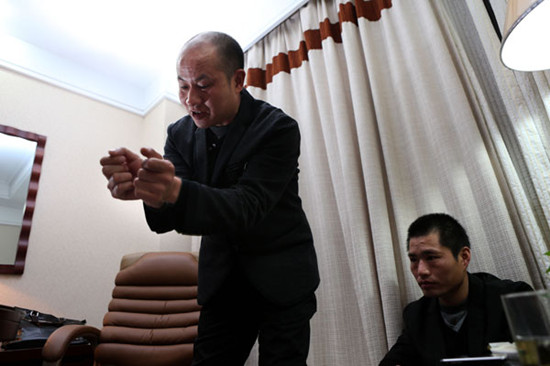 Zhang Gaoping (front) and Zhang Hui talk about their wrongful conviction case in Hangzhou, Zhejiang province, in March. ZHANG XINYAN / FOR CHINA DAILY