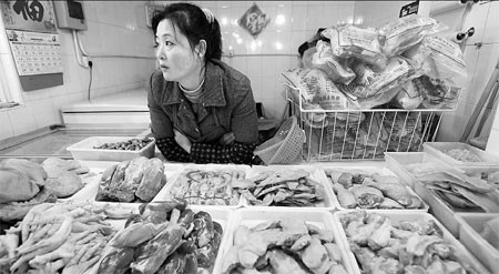 Sales of cold-processed poultry have fallen sharply at a wet market on Wuding Road, Shanghai, since the H7N9 virus outbreak. Provided to China Daily