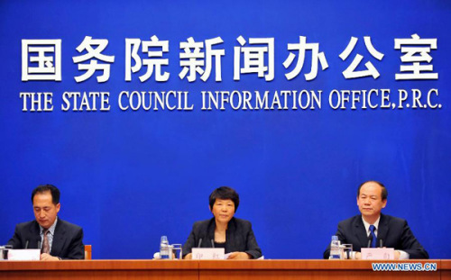 Yin Hong (C), deputy director of the State Forestry Administration, attends a press conference on the wildlife conservation in China held by the State Council Information Office in Beijing, capital of China, May 21, 2013. (Xinhua/Chen Yehua)