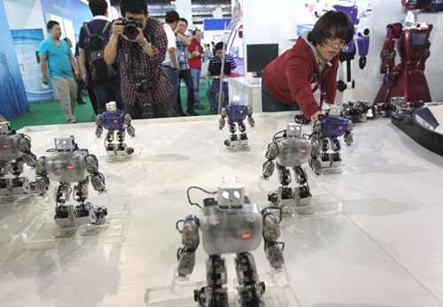 Robots designed by the Chinese Academy of Sciences grab the spotlight at the 16th China Beijing International High-Tech Expo, which opened in Beijing on Wednesday. Photo by Zhang Wei / China Daily