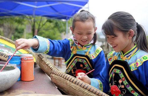 Wicker baskets become canvases for these fair maidens. Photo by Feng Yongbin / china daily