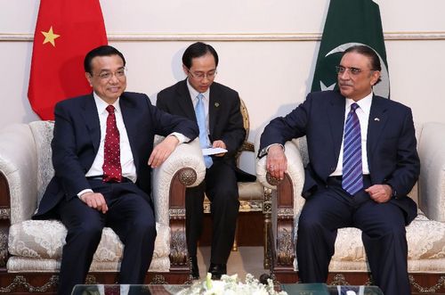 Chinese Premier Li Keqiang (L) meets with Pakistani President Asif Ali Zardari in Islamabad, Pakistan, May 22, 2013. (Xinhua/Pang Xinglei)