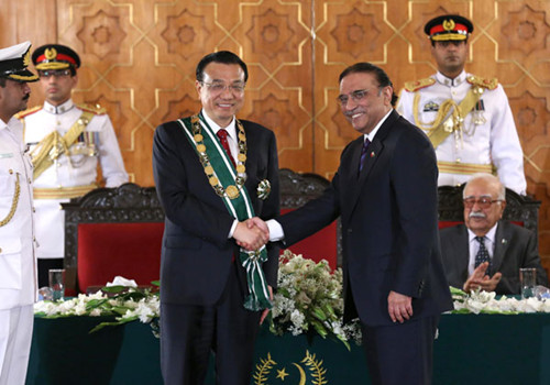 Premier Li Keqiang is congratulated by Pakistani President Asif Ali Zardari after being conferred the Nishan-e-Pakistan honor, for the highest degree of service to Pakistan, in Islamabad on Wednesday. PANG XINGLEI / XINHUA