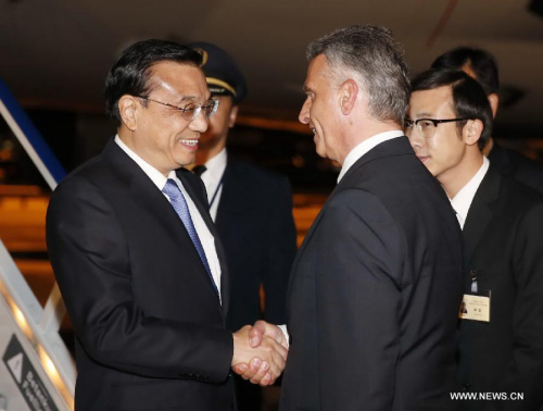 Chinese Premier Li Keqiang (L, front) is welcomed by Swiss Vice President and Foreign Minister Didier Burkhalter, upon his arrival in Zurich, Switzerland, May 23, 2013. Li Keqiang arrived here Thursday evening for an official visit to Switzerland. (Xinhua/Ju Peng)