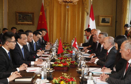 Chinese Premier Li Keqiang (2nd L) holds talks with Swiss President Ueli Maurer (3rd R) in Bern, Switzerland, May 24, 2013. (Xinhua/Ju Peng)