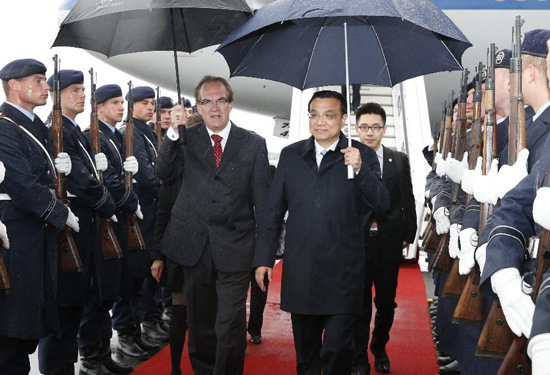 Chinese Premier Li Keqiang arrives at the airport in Berlin, capital of Germany, May 25, 2013, starting an official visit to the European country. (Xinhua/Ju Peng)