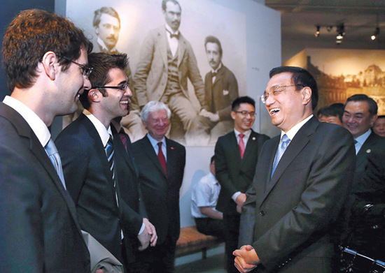 Premier Li Keqiang shares a light moment with some Swiss youths during his visit to the Einstein Museum in Bern, Switzerland, on Saturday. [Photo/Xinhua]