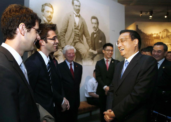Chinese Premier Li Keqiang (R, front) talks with local residents as he visits the Einstein museum in Bern, Switzerland, May 25, 2013. (Xinhua/Ju Peng)