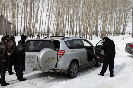 Police investigates a SUV stolen by a suspect, who murdered a two-month-old infant in the car in Changchun of Northeast China's Jilin province in this file photo taken on March 5, 2013. Zhou Xijun was sentenced to death by Intermediate People's Court in Changchun on Monday. [Photo/Xinhua]