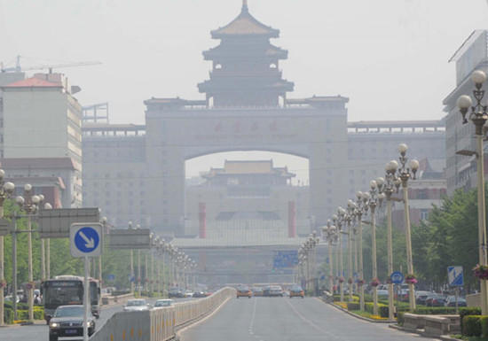 The Beijing West Railway Station is enveloped in heavy smog, May 6, 2013. [Photo/Xinhua]