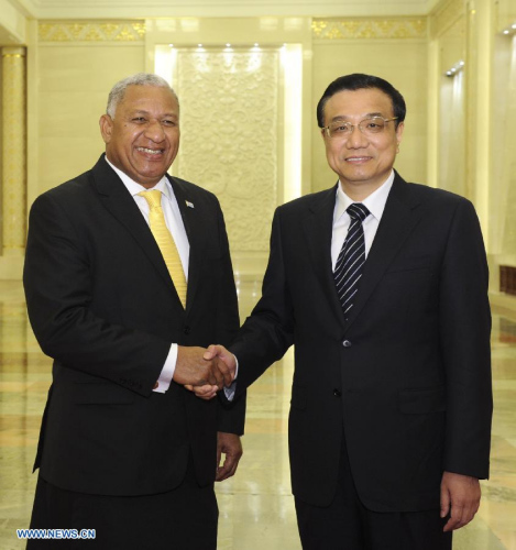 Chinese Premier Li Keqiang (R) shakes hands with Fijian Prime Minister Josaia Voreqe Bainimarama at the Great Hall of the People in Beijing, capital of China, May 29, 2013. Li Keqiang held talks with the Fijian prime minister in Beijing on Wednesday. (Xinhua/Rao Aimin)