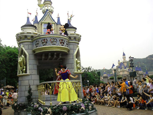 Cinderella is waving to her fans in a parade. [Photo by Hu Zhe/Chinadaily.com.cn] 