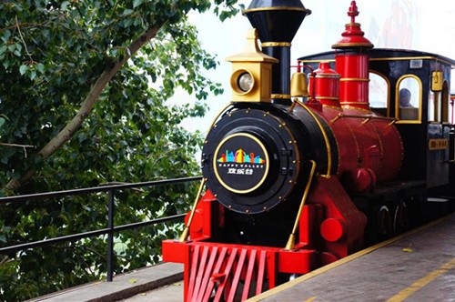 The wonderful Beijing Happy Valley trip will start from "Fiord Forest. Enter the park and you can see the transportation it offers---a round mini-train from the 19th century. The long battery-operated car will let you surf through Happy Valley. [Photo/Provided to Chinadaily.com.cn] 