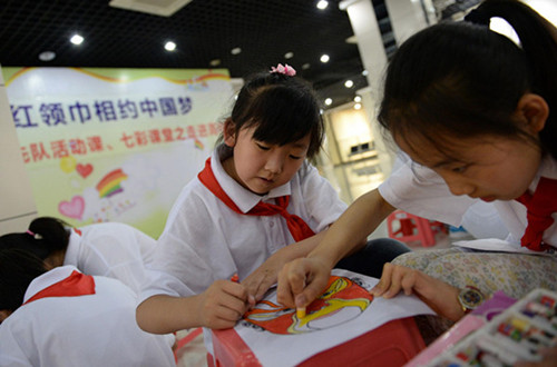 Children learn how to paint Shanxi Opera masks. Children here are also provided with the opportunity to interact with professional drama actors and enjoy traditional Chinese culture.[Photo/Xinhua] 