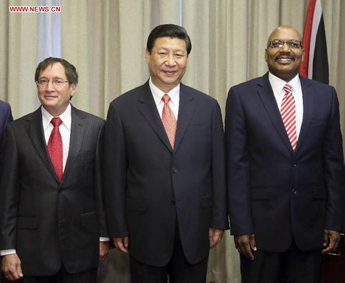 Chinese President Xi Jinping (C) meets with Trinidad and Tobago's Senate President Timothy Hamel-Smith (L) and Speaker of the House of Representatives Wade Mark (R) in Port of Spain, Trinidad and Tobago, June 1, 2013. (Xinhua/Lan Hongguang)
