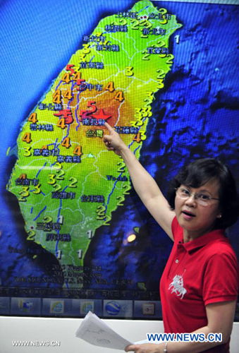 Lu Pei-ling, deputy director of the Taiwan Seismological Center, briefs the press about the Nantou quake, in Taipei, southeast China's Taiwan, June 2, 2013. (Xinhua/Wu Ching-teng)
