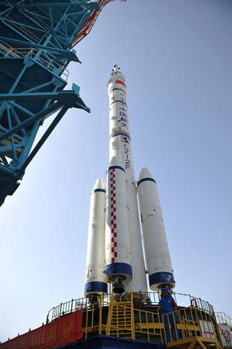 The Shenzhou X spacecraft carried by a Long March-2F carrier rocket is unveiled on Monday morning in Jiuquan, Northwest China's Gansu province. [Photo/Asianewsphoto]
