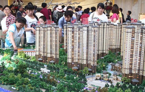 Potential homebuyers visit a developer's sales center in Xuchang, Henan province, on Sunday. Home prices saw a month-on-month rise for the 12th consecutive month in May in 100 major cities monitored. [Photo/China Daily]