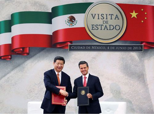 President Xi Jinping and his Mexican counterpart Enrique Pena Nieto celebrate after they signed a joint declaration in Mexico City on Tuesday. Photo by Yao Dawei / Xinhua