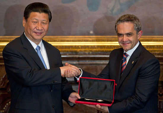 President Xi Jinping receives the key to the city as a gift from Mexico City Mayor Miguel Angel Mancera in the Mexican capital on Wednesday. Photo by Christian Palma / Associated Press