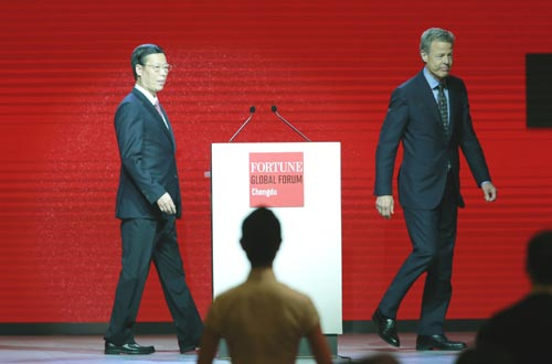 Vice-Premier Zhang Gaoli, accompanied by Time Warner Inc Chief Executive Jeff Bewkes, walks to the podium to deliver his keynote speech at the opening ceremony of the Fortune Global Forum in Chengdu, Sichuan province, on Thursday. [Feng Yongbin / China Daily]