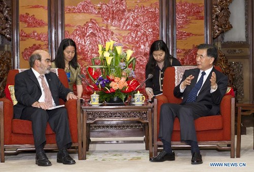 Chinese Vice Premier Wang Yang (R) meets with Jose Graziano da Silva, director-general of the Food and Agriculture Organization (FAO) of the United Nations, in Beijing, capital of China, June 6, 2013. (Xinhua/Huang Jingwen)