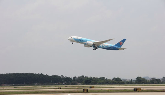 A Boeing 787 Dreamliner takes off from at Baiyun International Airport, Guangzhou city, capital of South China's Guangdong province on June 7, 2013. [Photo/China Southern Airlines]