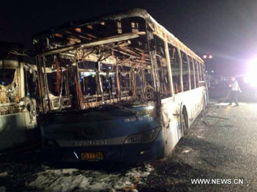 Photo taken by mobile phone on June 7, 2013 shows the debris of a bus on an elevated track in Xiamen, southeast China's Fujian Province. At least 20 people died and more than 30 others were injured after the bus in the city's BRT (bus rapid transit) service burst into flames at about 6:30 p.m. on Friday. (Xinhua)