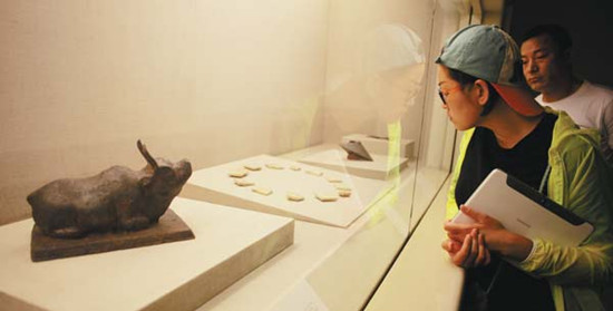 Visitors inspect the rich collection at the Arthur M. Sackler Museum of Art and Archaeology in Peking University. Photos by Wang Jing / China Daily 