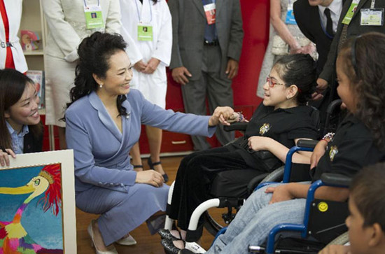 Peng Liyuan with a patient in the National Children's Hospital of Costa Rica in San Jose. Xie Huanchi / Xinhua