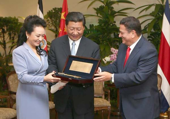The couple receive a symbolic key to the city of San Jose from Mayor Johnny Araya on June 3. Lan Hongguang / Xinhua 
