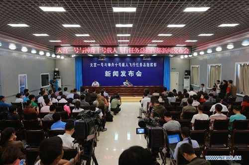 A press conference to brief on the launch of the Shenzhou-10 manned spacecraft is held by China's space program headquarters at the Jiuquan Satellite Launch Center in Jiuquan, northwest China's Gansu Province, June 10, 2013. (Xinhua/Li Gang)