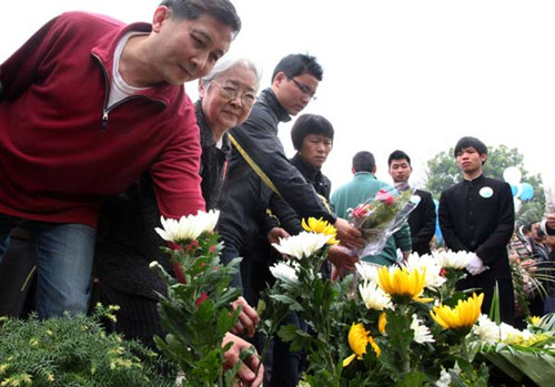An 84-year-old volunteer organ donor (second left), accompanied by her son, pays tributes to deceased body donors at a cemetery in Fuzhou, Fujian province, in April. YANG ENUO / FOR CHINA DAILY 