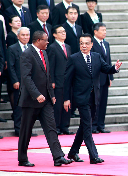 Premier Li Keqiang talks to his Ethiopian counterpart Hailemariam Desalegn during a welcoming ceremony in Beijing on Wednesday. Hailemariam is on a five-day official visit. Feng Yongbin / China Daily  