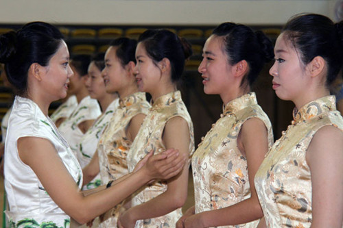 Volunteers of the Asian Youth Games receive training in etiquette in Nanjing, Jiangsu province, on May 28. [Photo by Song Wenwei / China Daily]