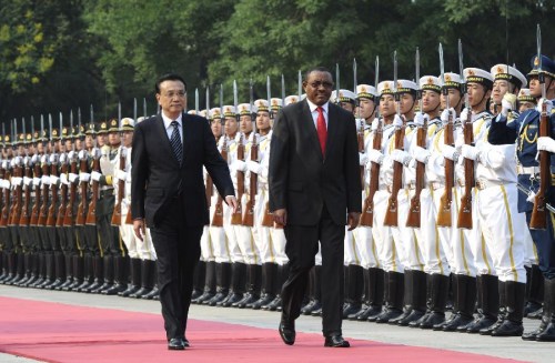 Chinese Premier Li Keqiang (L) holds a welcome ceremony for Ethiopian Prime Minister Hailemariam Desalegn before their talks at the Great Hall of the People in Beijing, capital of China, June 13, 2013. (Xinhua/Rao Aimin)