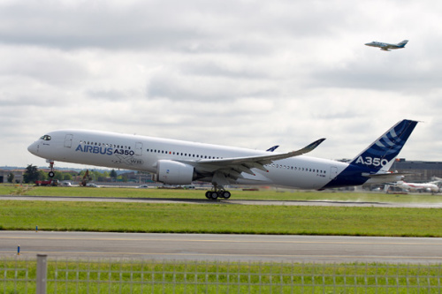 The new Airbus A350 takes off for its maiden flight at the Toulouse-Blagnac airport in southwestern France June 14, 2013. Europe's newest passenger jet, the Airbus A350, successfully began its maiden flight on Friday. [Provided to chinadaily.com.cn]