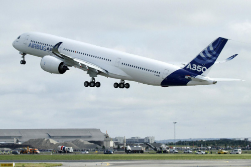 The new Airbus A350 takes off for its maiden flight at the Toulouse-Blagnac airport in southwestern France June 14, 2013. Europe's newest passenger jet, the Airbus A350, successfully began its maiden flight on Friday. [Provided to chinadaily.com.cn] 